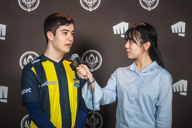 Minh Nghi đã có đối thủ: Khán giả Việt Nam không thể rời mắt khỏi màn hình stream MSI 2019 vì cô nàng MC Hàn Quốc xinh đẹp này - Ảnh 1. Minh Nghi đã có đối thủ: Khán giả Việt Nam không thể rời mắt khỏi màn hình stream MSI 2019 vì cô nàng MC Hàn Quốc xinh đẹp này - Ảnh 1.