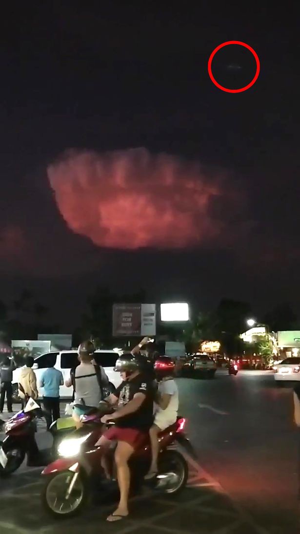 Vật thể lạ bí ẩn như UFO bay giữa đám mây sấm sét đỏ rực ở Thái Lan - Ảnh 3.