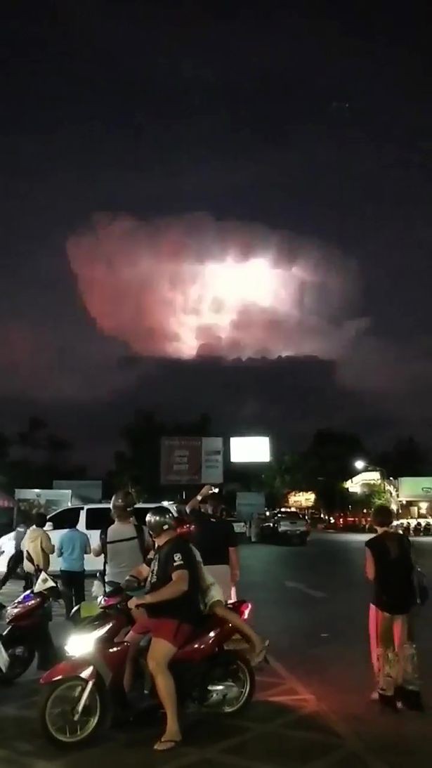 Vật thể lạ bí ẩn như UFO bay giữa đám mây sấm sét đỏ rực ở Thái Lan - Ảnh 5.