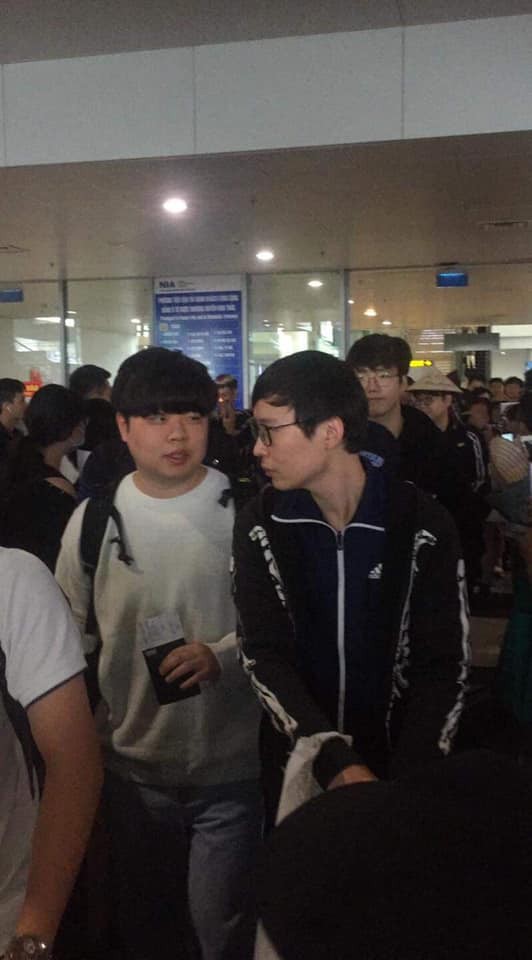 LMHT: SKT đã đến sân bay Nội Bài, Faker bẽn lẽn trước sự cuồng nhiệt của fan hâm mộ Việt - Ảnh 8.