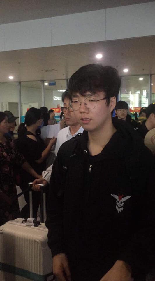 LMHT: SKT đã đến sân bay Nội Bài, Faker bẽn lẽn trước sự cuồng nhiệt của fan hâm mộ Việt - Ảnh 9.