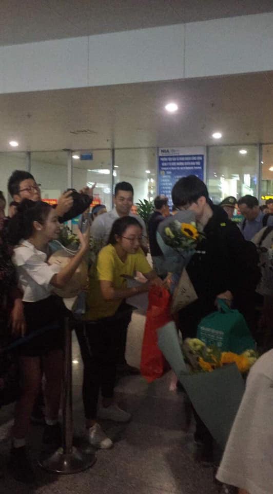 LMHT: SKT đã đến sân bay Nội Bài, Faker bẽn lẽn trước sự cuồng nhiệt của fan hâm mộ Việt - Ảnh 12.