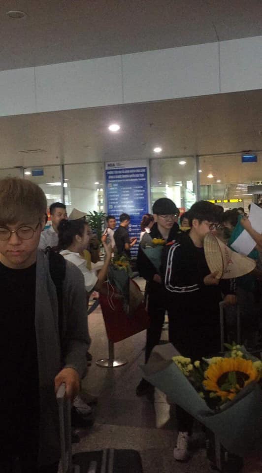 LMHT: SKT đã đến sân bay Nội Bài, Faker bẽn lẽn trước sự cuồng nhiệt của fan hâm mộ Việt - Ảnh 13.