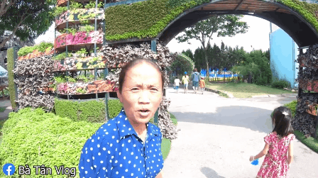 Cuối tuần bà Tân vê - lốc nghỉ nấu ăn, cùng con trai Hưng vlog đi chơi công viên siêu to khổng lồ - Ảnh 4.