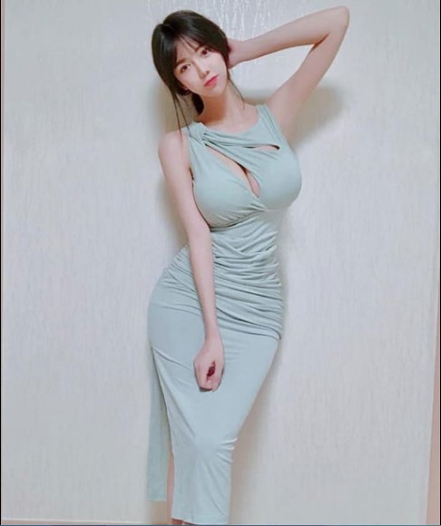Chiêm ngưỡng đôi gò bồng đào hơn 1m của nữ MC, game thủ gợi cảm nhất Hàn Quốc - Ảnh 1.