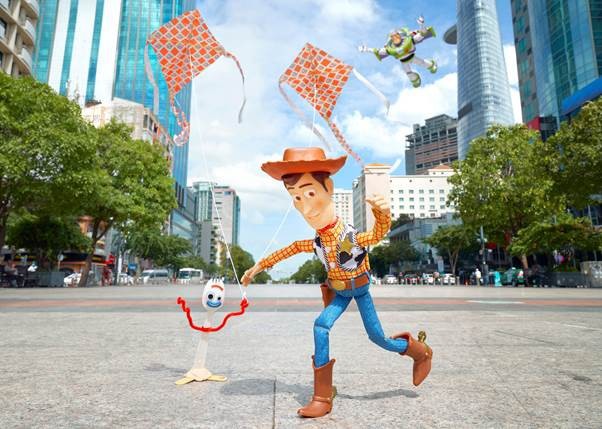 Toy Story 4: Nhân dịp Forky bỏ trốn sang Việt Nam, hội bạn Woody mê mẩn trò chơi dân gian chẳng muốn về - Ảnh 2.