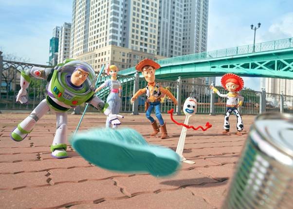 Toy Story 4: Nhân dịp Forky bỏ trốn sang Việt Nam, hội bạn Woody mê mẩn trò chơi dân gian chẳng muốn về - Ảnh 5.