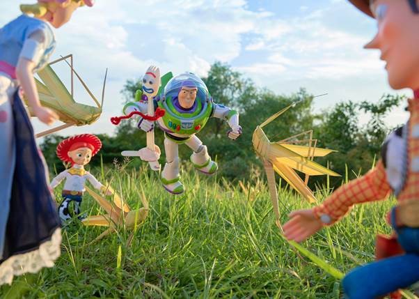 Toy Story 4: Nhân dịp Forky bỏ trốn sang Việt Nam, hội bạn Woody mê mẩn trò chơi dân gian chẳng muốn về - Ảnh 6.