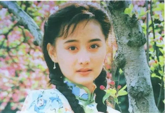 Ngọc nữ phim Quỳnh Dao: Châu Tinh Trì mê mẩn, luôn bị ép đóng cảnh nóng, hết thời đi hát hội chợ - Ảnh 2.