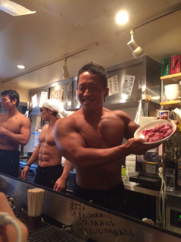 Thăm nhà hàng thịt nướng lực điền số 1 Nhật Bản, đến ăn được trai đẹp 6 múi phục vụ tận mồm - Ảnh 2.