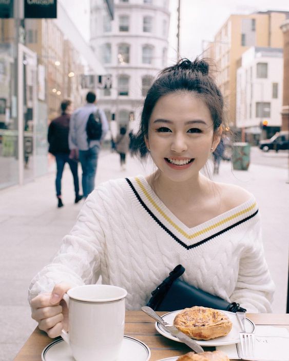 Con gái nữ thần phim nóng: Cô chị được cả showbiz săn đón, cô em 14 tuổi nhan sắc gây bất ngờ - Ảnh 1. Con gái nữ thần phim nóng: Cô chị được cả showbiz săn đón, cô em 14 tuổi nhan sắc gây bất ngờ - Ảnh 1.