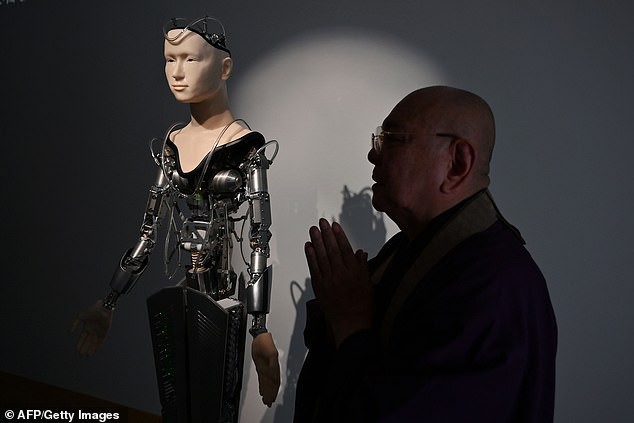 Một ngôi đền tại Nhật Bản mang robot triệu USD về làm thầy tu, thuyết giảng Phật giáo cho du khách - Ảnh 3.