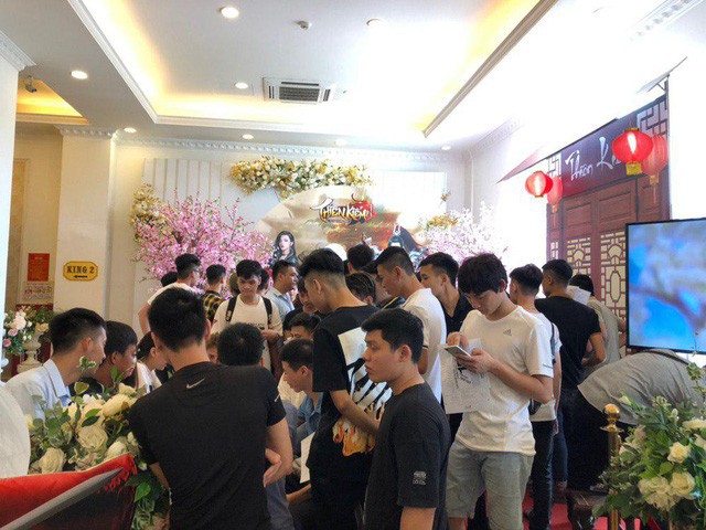 Shock toàn tập với tiệc offline toàn dân bay “thanh thiên bạch nhật” giữa lòng Hà Nội - Ảnh 7. Shock toàn tập với tiệc offline toàn dân bay “thanh thiên bạch nhật” giữa lòng Hà Nội - Ảnh 7.