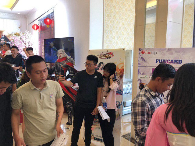 Shock toàn tập với tiệc offline toàn dân bay “thanh thiên bạch nhật” giữa lòng Hà Nội - Ảnh 8. Shock toàn tập với tiệc offline toàn dân bay “thanh thiên bạch nhật” giữa lòng Hà Nội - Ảnh 8.