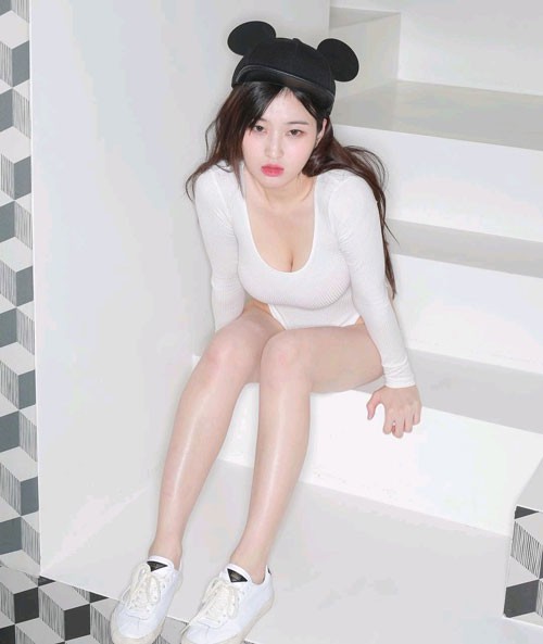 Ngất ngây với vẻ quyến rũ của nữ thần MC sở hữu khe ngực đẹp nhất Hàn Quốc - Ảnh 10.