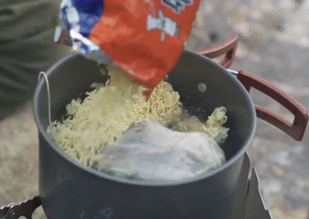 Vlogger nổi tiếng gây tranh cãi vì hái thực vật quý hiếm để nấu với mỳ tôm, ăn xong còn chê đắng - Ảnh 1.