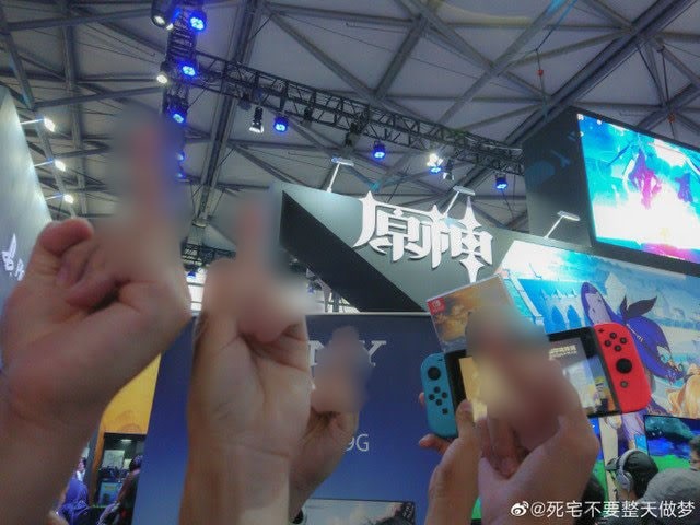 Phản đối game đạo nhái của Trung Quốc, người hâm mộ khủng bố NPH ngay tại hội chợ game - Ảnh 3.
