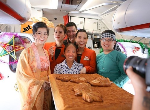 Chơi lớn, bà Tân Vlog mang cả bánh trung thu siêu to khổng lồ lên máy bay tặng hành khách - Ảnh 3.