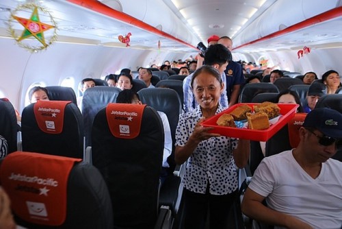 Chơi lớn, bà Tân Vlog mang cả bánh trung thu siêu to khổng lồ lên máy bay tặng hành khách - Ảnh 4.