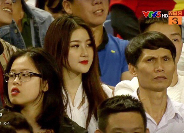 Nhan sắc hai gái xinh cổ vũ đội tuyển Việt Nam: Càng ngày càng gợi cảm và nóng bỏng hết phần người khác - Ảnh 1.