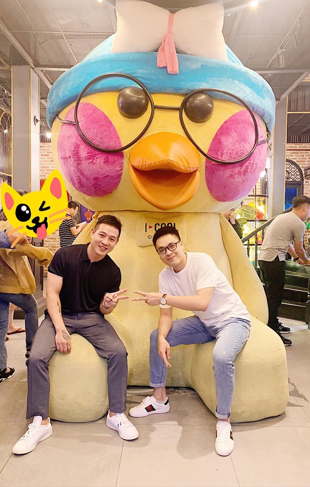 Nhất định không chịu “đấu kiếm”, các anh em tổ chức cả offline “show hàng” để mời gọi chị em gia nhập - Ảnh 3. Nhất định không chịu “đấu kiếm”, các anh em tổ chức cả offline “show hàng” để mời gọi chị em gia nhập - Ảnh 3.