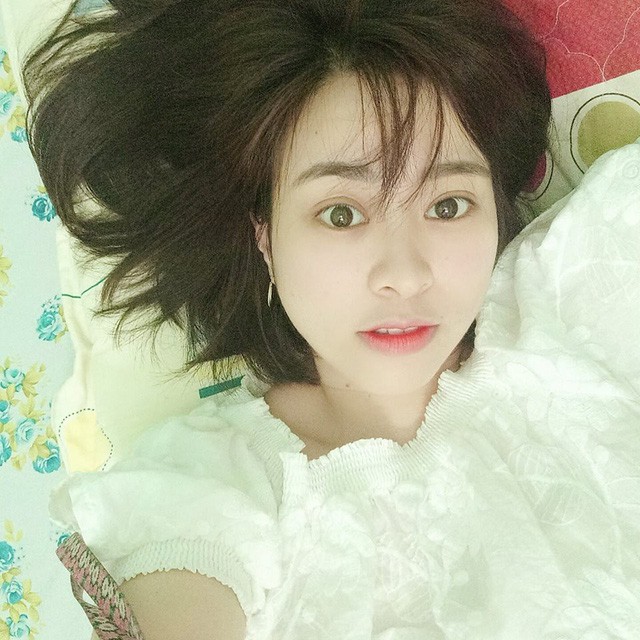 Các hot girl đồng loạt ngoi lên thả thính nhiệt tình chỉ vì... 1 chiếc váy: Con gái dễ dụ đến thế là cùng! - Ảnh 2. Các hot girl đồng loạt ngoi lên thả thính nhiệt tình chỉ vì... 1 chiếc váy: Con gái dễ dụ đến thế là cùng! - Ảnh 2.