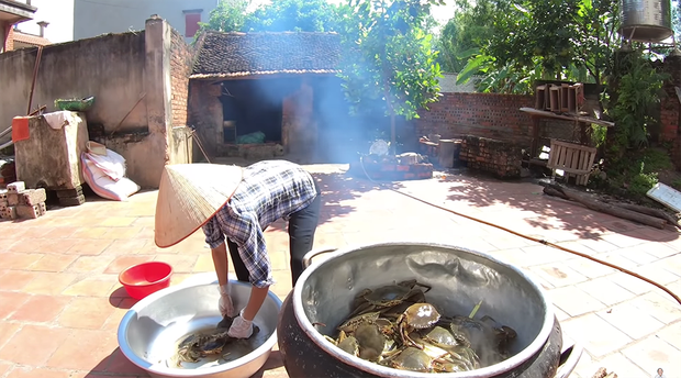 Ăn mừng tháng lương đầu tiên, bà Tân đãi dàn cháu mâm cua hấp sả siêu to khổng lồ, mong một lần được làm cháu bà - Ảnh 2.