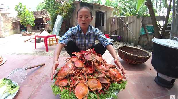 Ăn mừng tháng lương đầu tiên, bà Tân đãi dàn cháu mâm cua hấp sả siêu to khổng lồ, mong một lần được làm cháu bà - Ảnh 4.