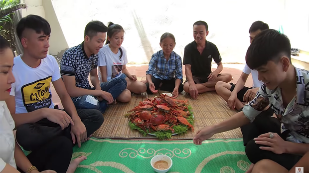 Ăn mừng tháng lương đầu tiên, bà Tân đãi dàn cháu mâm cua hấp sả siêu to khổng lồ, mong một lần được làm cháu bà - Ảnh 5.