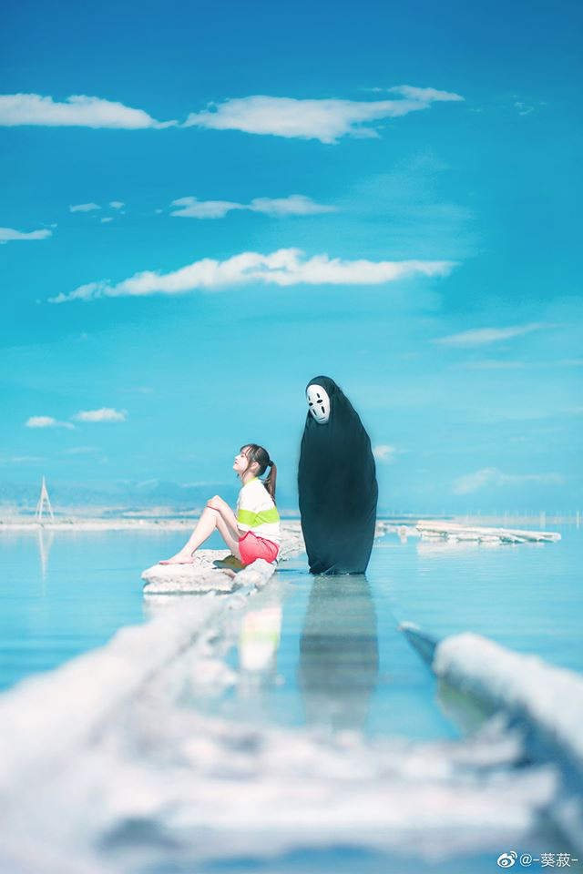 Cosplay Vô Diện và Chihiro trong Spirited Away đi du lịch “sương sương” ở biển đẹp rụng rời - Ảnh 1.