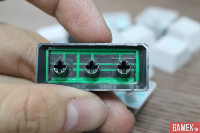 Trên tay chiếc bàn phím cơ trị giá 10 triệu đồng do người Việt sản xuất