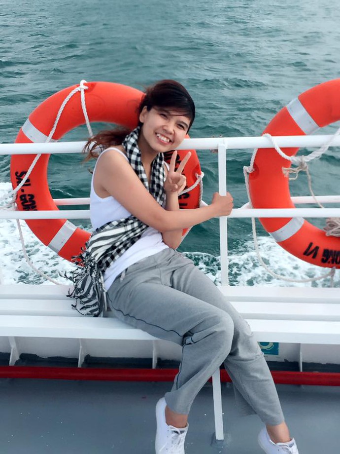 Ngắm “Máy bay” xinh đẹp luôn sát cánh hết mình cạnh bên giáo sư “Cường 10 tỷ”