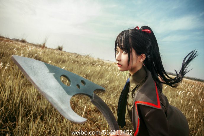 Cosplay nữ chiến binh xinh đẹp khoe dáng tại đường băng sân bay 1