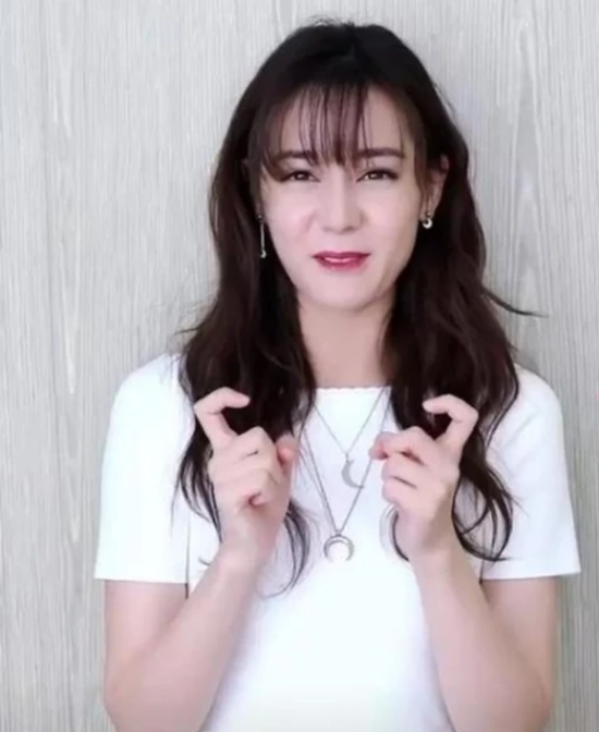 Mỹ nhân Tân Cương Địch Lệ Nhiệt Ba lại gây xôn xao với nhan sắc khác lạ, lộ dấu hiệu lão hóa - Ảnh 1.