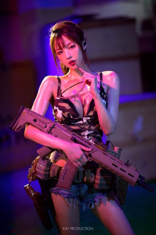 Dàn hot girl cosplay PUBG nóng bỏng mắt, chỉ nhìn thôi là súng ống đã lên nòng để sẵn sàng chạy bo - Ảnh 1.