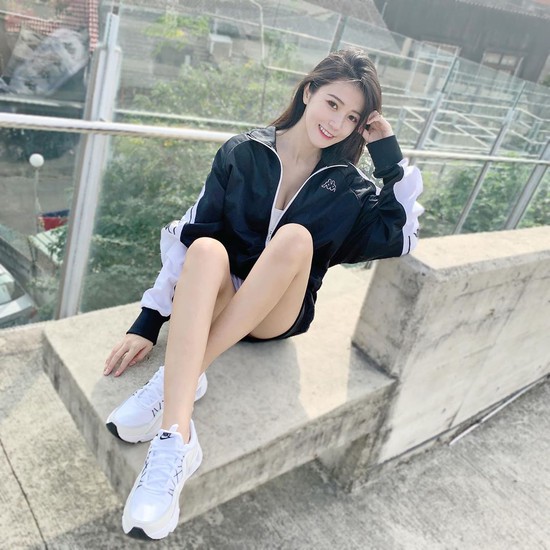 Nhà nghèo, hot girl phải đi làm phụ hồ, khiêng giàn giáo phụ giúp cha mẹ, vài năm sau gợi cảm tới khó tin - Ảnh 2.