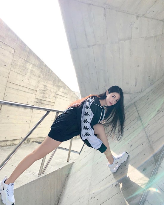 Nhà nghèo, hot girl phải đi làm phụ hồ, khiêng giàn giáo phụ giúp cha mẹ, vài năm sau gợi cảm tới khó tin - Ảnh 4.