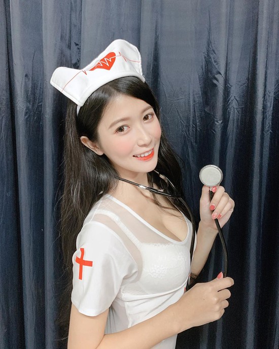 Nhà nghèo, hot girl phải đi làm phụ hồ, khiêng giàn giáo phụ giúp cha mẹ, vài năm sau gợi cảm tới khó tin - Ảnh 8.