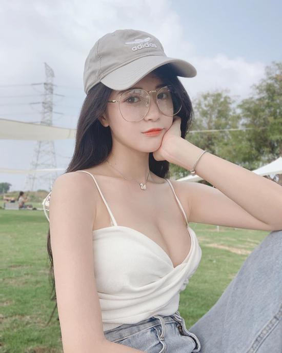 Nhà nghèo, hot girl phải đi làm phụ hồ, khiêng giàn giáo phụ giúp cha mẹ, vài năm sau gợi cảm tới khó tin - Ảnh 10.