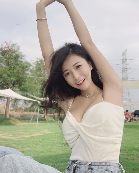 Nhà nghèo, hot girl phải đi làm phụ hồ, khiêng giàn giáo phụ giúp cha mẹ, vài năm sau gợi cảm tới khó tin - Ảnh 11.