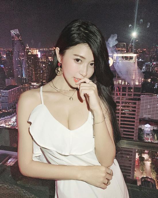 Nhà nghèo, hot girl phải đi làm phụ hồ, khiêng giàn giáo phụ giúp cha mẹ, vài năm sau gợi cảm tới khó tin - Ảnh 12.