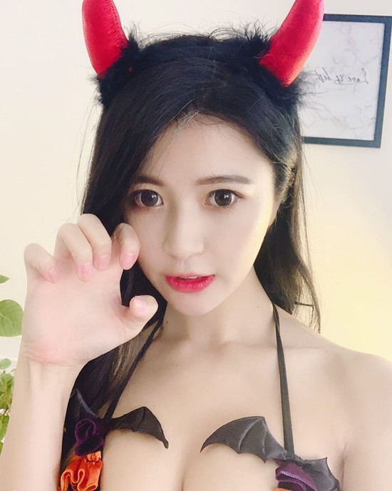 Nhà nghèo, hot girl phải đi làm phụ hồ, khiêng giàn giáo phụ giúp cha mẹ, vài năm sau gợi cảm tới khó tin - Ảnh 15.