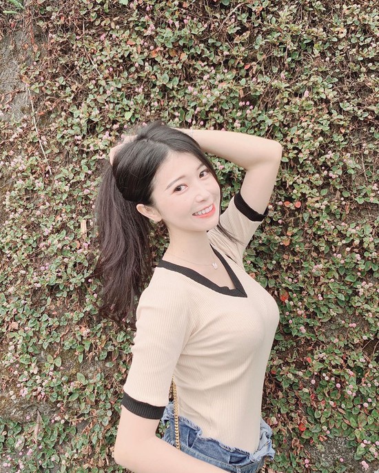 Nhà nghèo, hot girl phải đi làm phụ hồ, khiêng giàn giáo phụ giúp cha mẹ, vài năm sau gợi cảm tới khó tin - Ảnh 16.
