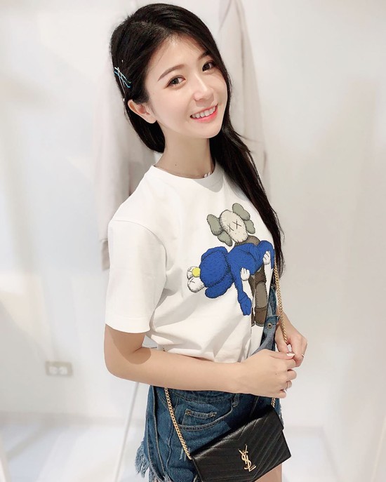 Nhà nghèo, hot girl phải đi làm phụ hồ, khiêng giàn giáo phụ giúp cha mẹ, vài năm sau gợi cảm tới khó tin - Ảnh 18.