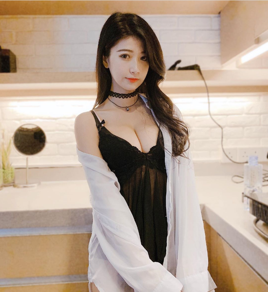 Nhà nghèo, hot girl phải đi làm phụ hồ, khiêng giàn giáo phụ giúp cha mẹ, vài năm sau gợi cảm tới khó tin - Ảnh 21.