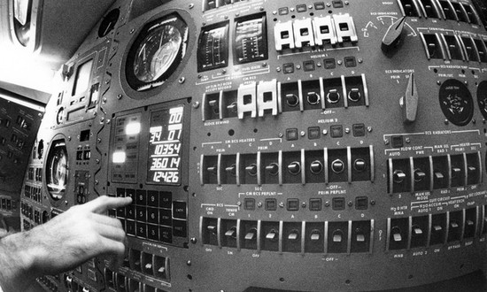Hóa ra, củ sạc mà chúng ta dùng hàng ngày còn mạnh hơn cả máy tính dẫn đường cho tàu Apollo 11 - Ảnh 3.