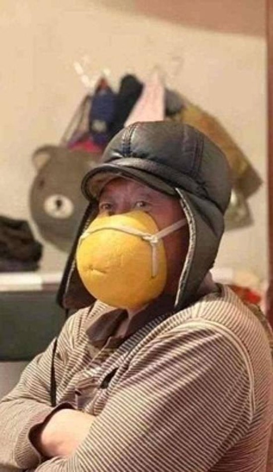 Ngàn lẻ một cách đeo khẩu trang phòng vệ đầy hài hước để đề phòng dịch cúm - Ảnh 1.