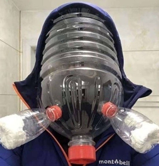 Ngàn lẻ một cách đeo khẩu trang phòng vệ đầy hài hước để đề phòng dịch cúm - Ảnh 2.