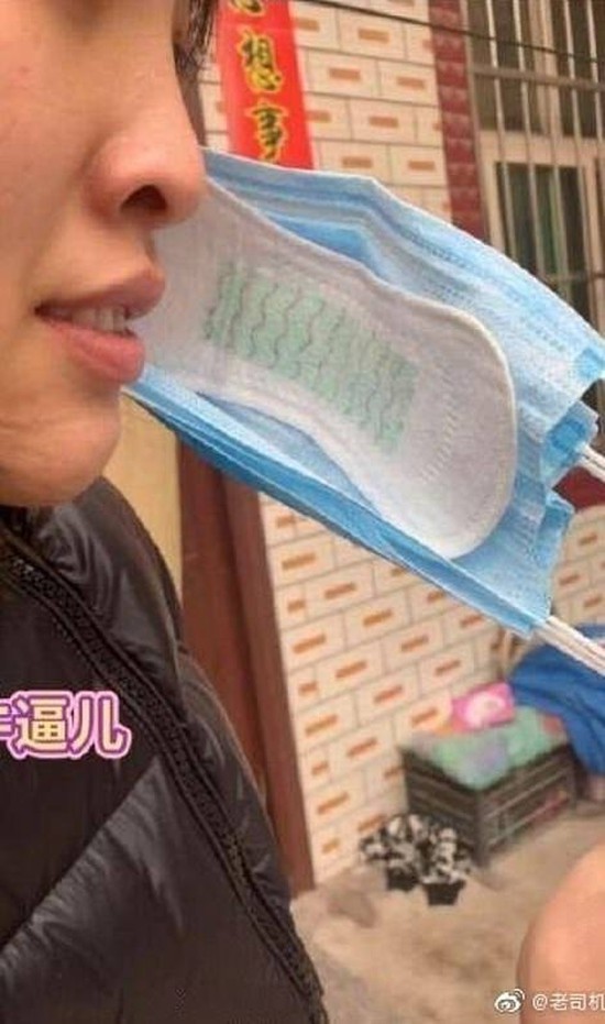 Ngàn lẻ một cách đeo khẩu trang phòng vệ đầy hài hước để đề phòng dịch cúm - Ảnh 14.