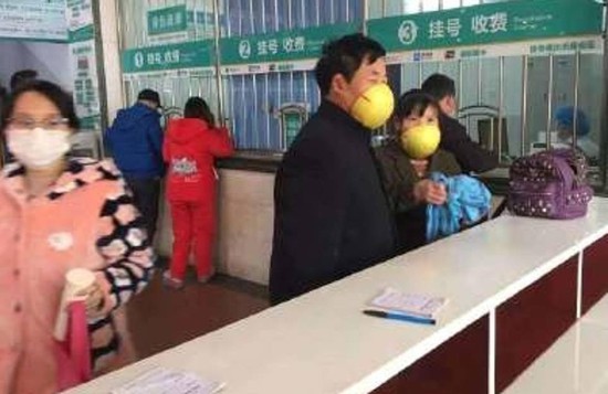 Ngàn lẻ một cách đeo khẩu trang phòng vệ đầy hài hước để đề phòng dịch cúm - Ảnh 10.